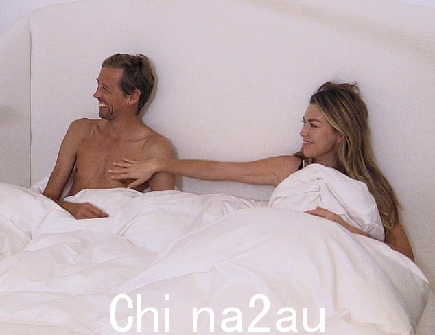 Candid:两人回忆起他们是如何在利物浦的一家餐厅下面的生日聚会上认识的,Abbey 在这家餐厅当女服务员(迈克尔麦金太尔的大秀上的照片)
