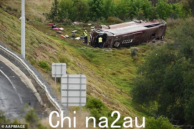 这辆载有 27 名学生和 4 名教师的校车在行驶 50 米后与一辆卡车相撞,混乱中发生了之前的卡车撞车事故(如图,现场紧急服务人员)