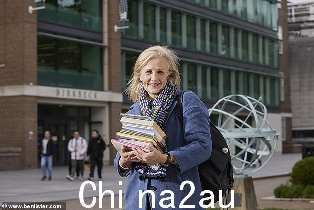 Julia Lawrence(如图)坦诚自己是一名成熟的全日制本科申请者,现年 55 岁