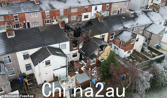 那些受影响的人说这就像闪电战中的场景' 当 999 名工人清理爆炸的残骸时
