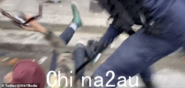 一名男子在视频中被一名挥舞着警棍的警官击中腹股沟。这次袭击意味着这名男子,一名 26 岁的工程师,被确认为 Ivan S.,不得不切除他的右睾丸,他和他的律师说。他现在计划提起一场巨大的诉讼