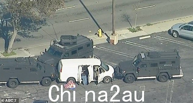 当特警检查车辆时,白色货车旁边堆满了血迹斑斑的东西