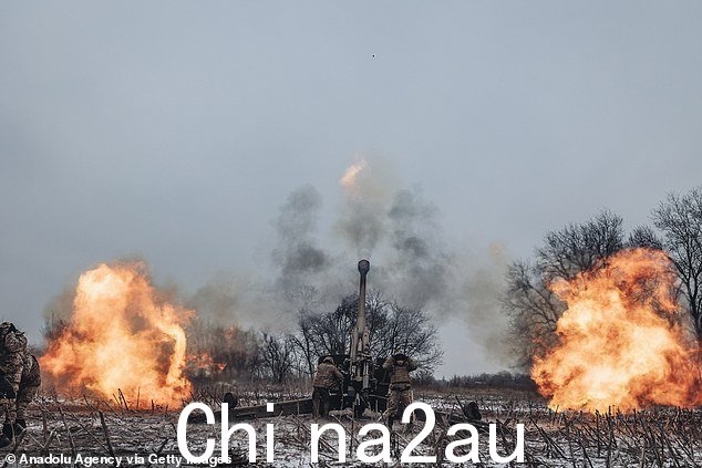 图为:乌克兰1 月 15 日,乌克兰士兵向马林卡方向发射大炮