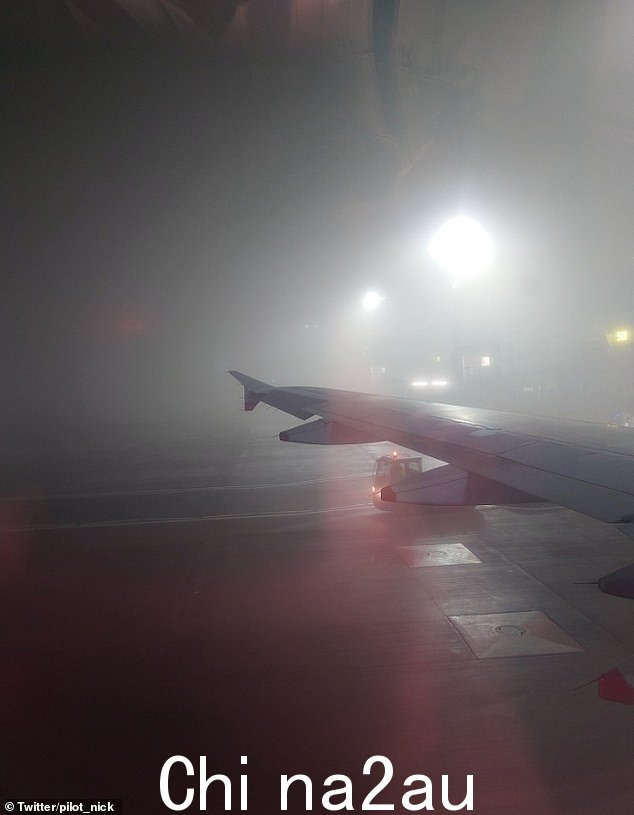 旅客降落g 周一早上在希思罗机场遇到了低能见度,因为冻雾席卷了首都