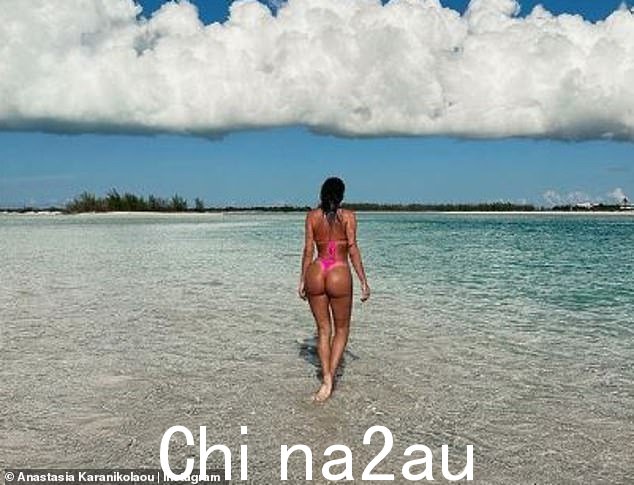 Tanned:当她离开相机进入绿松石色的海水时,影响者将她湿润的头发从她晒黑的脸上梳理开,并在照片中展示她结实的臀部