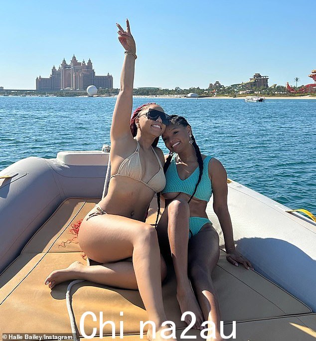 家庭乐趣:Chloe Bailey 和她姐姐一起享受阳光下的乐趣,在一张她穿着米色系带比基尼的快照中出现在她旁边