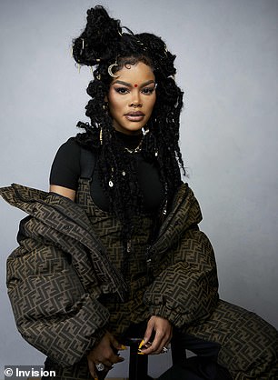 奢华羽绒服:Teyana 为她的单人照打造了一件奢华的 Givenchy 羽绒服