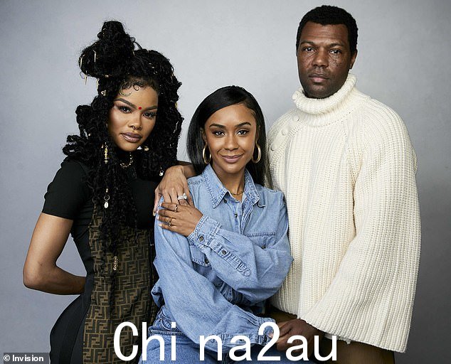 Givenchy 时刻:Teyana 换上 Givenchy 衬衫,与她的导演 A.V. 合影留念。 Rockwell 和她的搭档 William Catlett