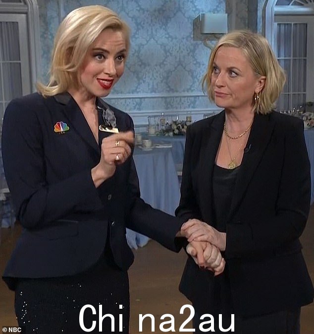 团聚:当奥布里遇到她的公园与娱乐联合主演和 SNL 传奇人物 51 岁的艾米波勒时,巡回演出将奥布里带入了另一个完整的循环时刻。'所以,奥布里,我看到你穿着你的页面夹克,”艾米曾说。“你又喝酒了吗?””当奥布里遇到她的公园和娱乐联合主演 - 和 SNL 传奇人物 - 51 岁的艾米波勒时,奥布里又陷入了另一个完整的圈子。 “你又喝酒了吗?”</p> co.uk/1s/2023/01/22/09/66834823-11663099-Back_at_it_Aubrey_Plaza_celebrated_her_Saturday_Night_Live_hosti-m-48_1674378385148.jpg