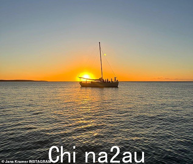 美丽的日落：当另一艘小船缓缓驶过时，Jana 以两张令人惊叹的日落照片结束了这组照片