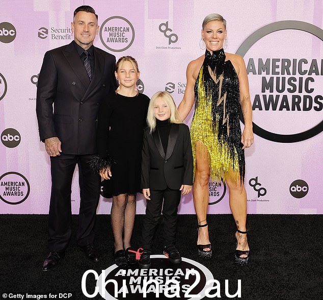 幸福家庭:格莱美奖得主分享她的生活女儿 Willow 和儿子 Jameson,6 岁,还有丈夫 Carey Hart; 2022 年 11 月在洛杉矶看到的家庭