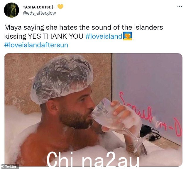 厌恶:但是家里的粉丝抱怨他们的亲吻时间太长,麦克风声音调得太高