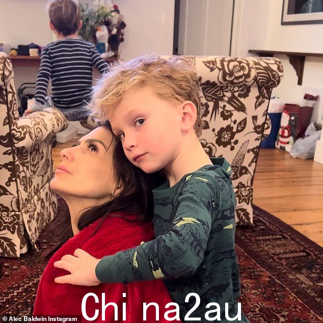 奇怪:Alec Baldwin 因意外杀害 Halyna Hutchins 而被指控过失杀人,因此他的第一条 Instagram 帖子受到抨击