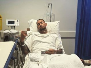 网球明星 Nick Kyrgios 分享了来自膝盖受伤后在医院病床上看到他耸人听闻地退出了澳大利亚网球公开赛。图片：Instagram。