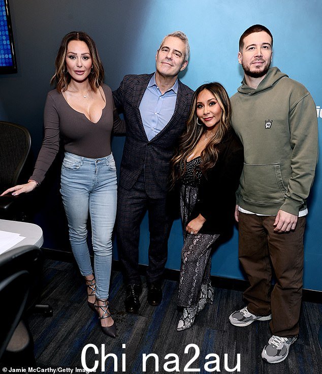 Andy 和 Messyness 主持人和她的演员 Jenni 'JWoww' Farley(左)和 Vinny Guadagnino(右)一起加入了他的 SiriusXM 工作室