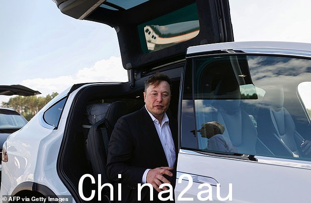 2020 年 9 月 3 日,在柏林附近的格伦海德,特斯拉首席执行官埃隆马斯克在参观未来美国电动汽车巨头特斯拉的建筑工地之前与媒体交谈后回到他的特斯拉