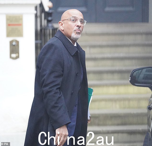 Nadhim Zahawi 今天抵达位于威斯敏斯特的保守党总部时,向等候的记者和摄影师欢呼一声'早安'