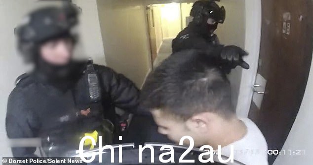 武装警察正在逮捕阿富汗国民,他现在被揭露为三重杀手