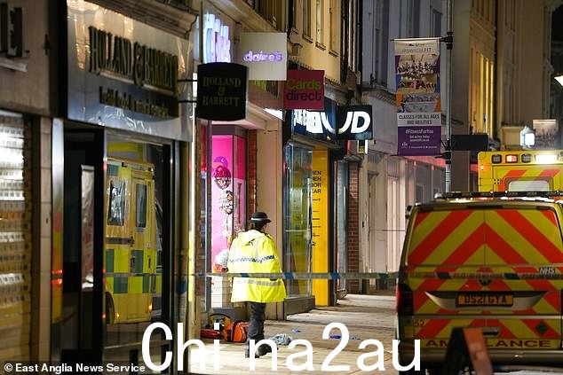 一名男子在萨福克郡伊普斯威奇镇中心被刺死后赶到现场的警察