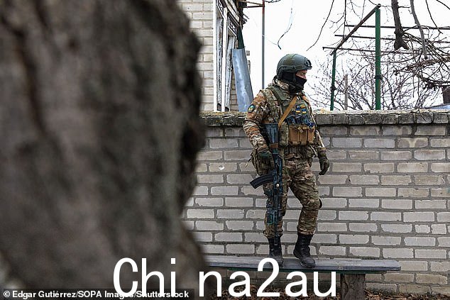 一名乌克兰士兵观察顿巴斯北部前线附近地区的情况