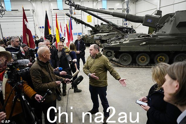英国国防部长本·华莱士(照片摄于爱沙尼亚的塔帕军事基地)正在向乌克兰派遣一个挑战者 2 坦克中队