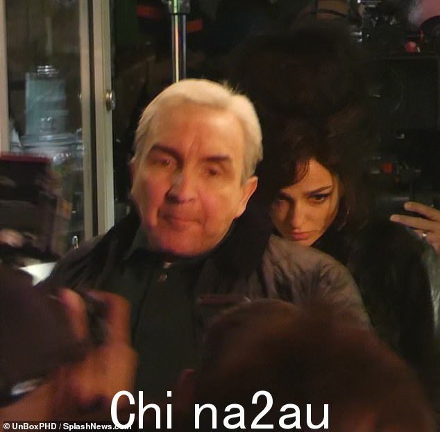 恢复工作:有人看到玛丽莎·阿贝拉和埃迪·马森正在为即将上映的艾米·怀恩豪斯传记片拍摄场景,而这部电影受到的批评越来越多” class=