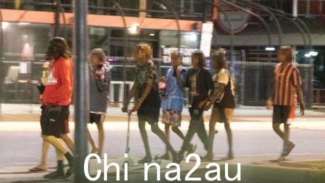 在面临越来越多的呼吁后,总理定于周二访问爱丽丝泉在咆哮的犯罪浪潮中前往四面楚歌的小镇。图片:Liam Mendes/The Australian