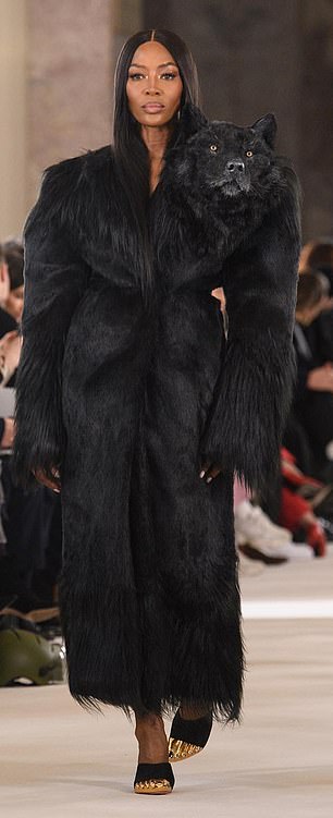 超级名模:Naomi Campbell 和 Irina Shayk 在 Schiaparelli 时装秀上风靡一时,因为她们在巴黎时装周秀场上穿着饰有巨大动物头像的礼服