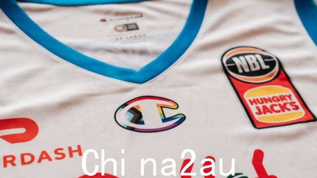 NBL 球员被邀请在比赛的首届比赛中在他们的球衣上佩戴彩虹冠军标志骄傲回合。图片：Twitter