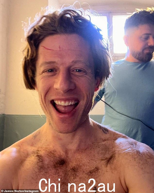 搞笑:James Norton 周日在 Instagram 上分享了一张欢乐谷的幕后自拍,取笑他剪得很烂的 barnet