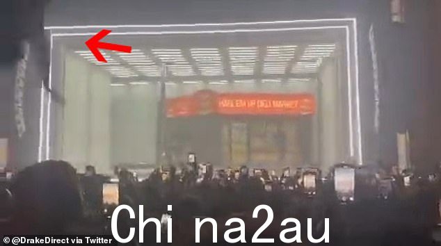 图像显示风扇从阳台滚落到下面的人群中