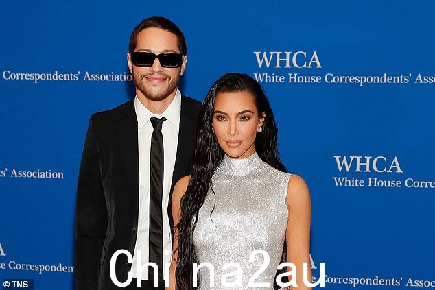 哦,天哪:他说:'他告诉我是什么。它,它是他的禀赋。他证实了。他说,“是的,兄弟,这就像九英寸”(4 月与 Kim 合影)