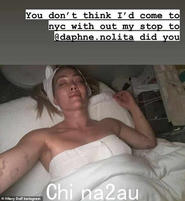 呵护:虽然她在出差,但忙碌的妈妈还是抽出时间来呵护一下,在社交媒体上分享了一张面部护理后的照片,解释说,'你不'你不认为我会不停地来纽约吗@daphne.nolita 是吗?'