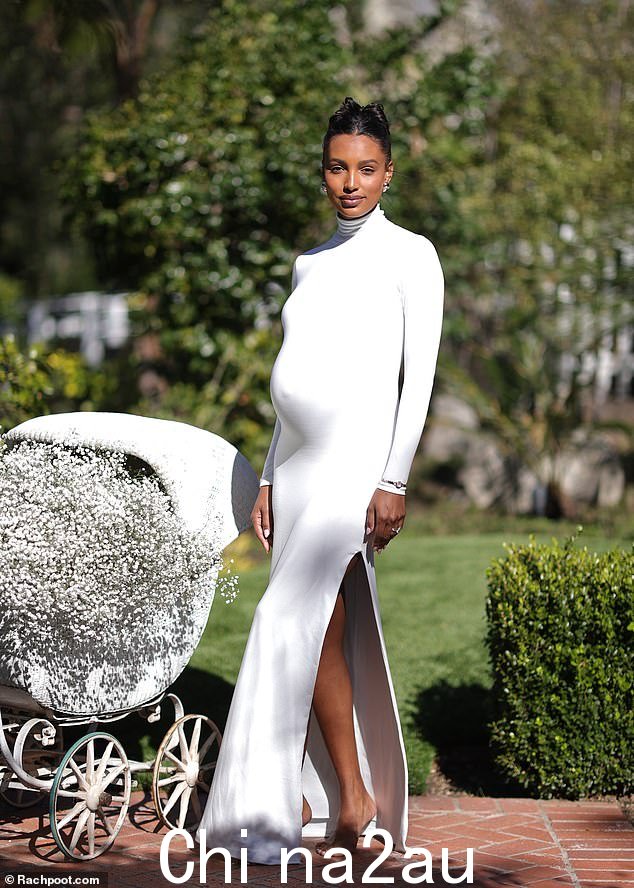 庆祝活动:Jasmine Tookes 周末在洛杉矶的朋友和家人的陪伴下享受了一个漂亮的迎婴派对