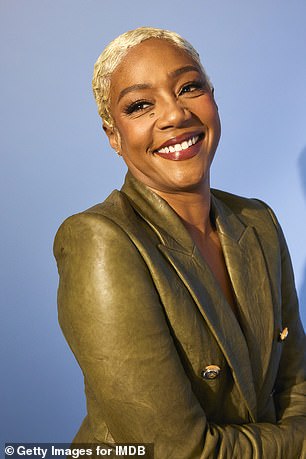 忙碌:与此同时,Tiffany Haddish 周一在圣丹斯的讴歌节日村的 IMDb 肖像工作室被看到
