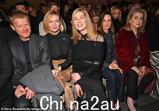 还有:(从左到右)Jesse Plemons、Kirsten Dunst、Rosamund Pike、Camille Cottin 和Catherine Deneuve