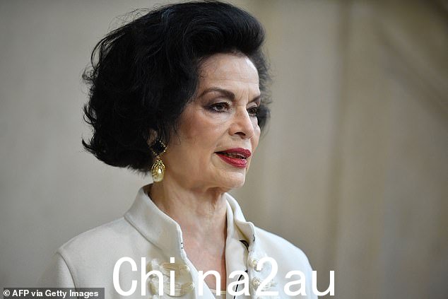 准备参加派对:这位美女涂上了宝石红色唇膏和黑色眼线,她看起来一如既往地迷人