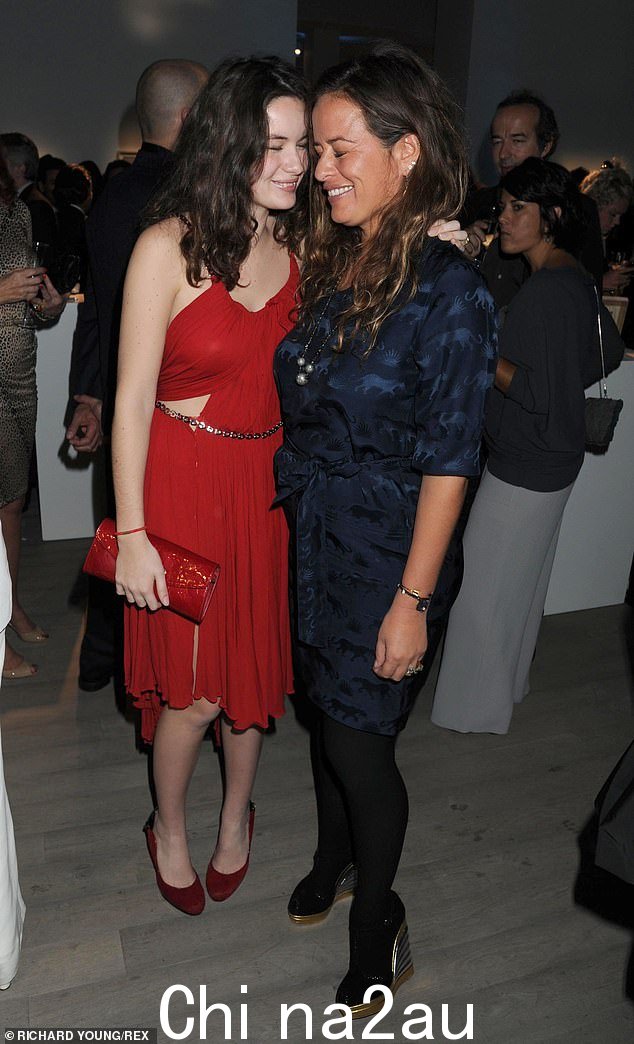 她的女儿:Jade Jagger 和 Amba Jackson 一起参加 2011 年的人权艺术