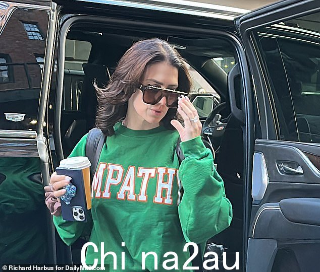 看着她在 Baldwins 的曼哈顿豪华公寓楼外痛斥狗仔队真是太神奇了,她穿着一件印有“EMPATHY”字样的绿色运动衫,挥舞着双手展示她修剪整齐的指甲,新生儿依附在一个吊带,都是假的西班牙口音