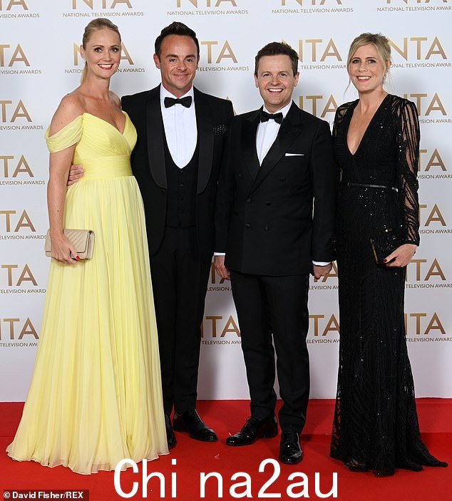 合作伙伴:Anne-Marie Corbett、Ant McPartlin(左)、Declan Donnelly 和 Ali Astall(右)在第 26 届全国电视奖颁奖典礼上