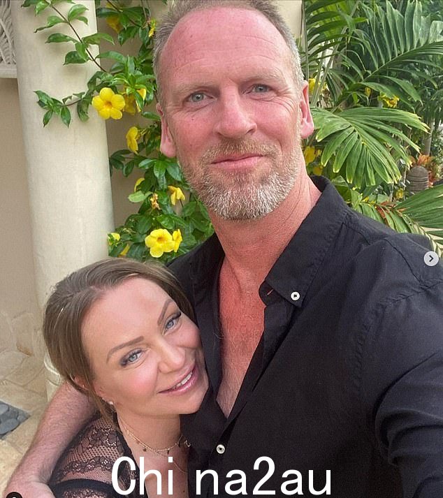 Love:这位前肥皂剧明星在与前夫 Theo Silveston 离婚后的 2020 年封锁期间开始与她现在的伴侣 Ben(右图)约会