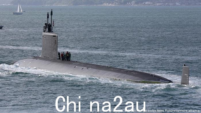 图为2013年8月31日日本核攻击潜艇弗吉尼亚号（SSN-774）离开英国朴茨茅斯前往未知目的地。（资料图）