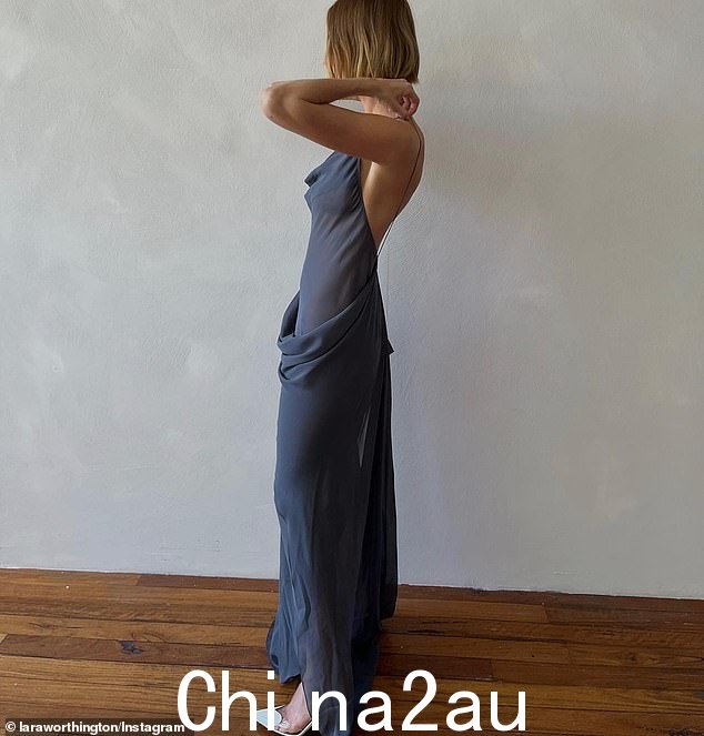 半透明的礼服很漂亮地贴在她的身上,露出她纤细的别针和平坦的小腹