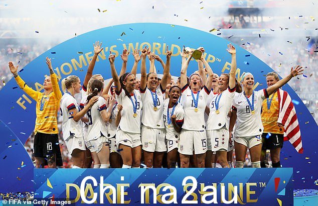 美国球员在 2019 年 FIFA 女足世界杯上举起奖杯