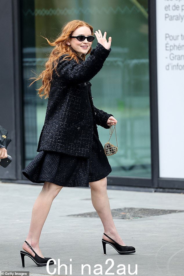 Show:Sadie Sink 在星期二抵达巴黎时装周的 Chanel 春夏高级定制时装秀时精神焕发