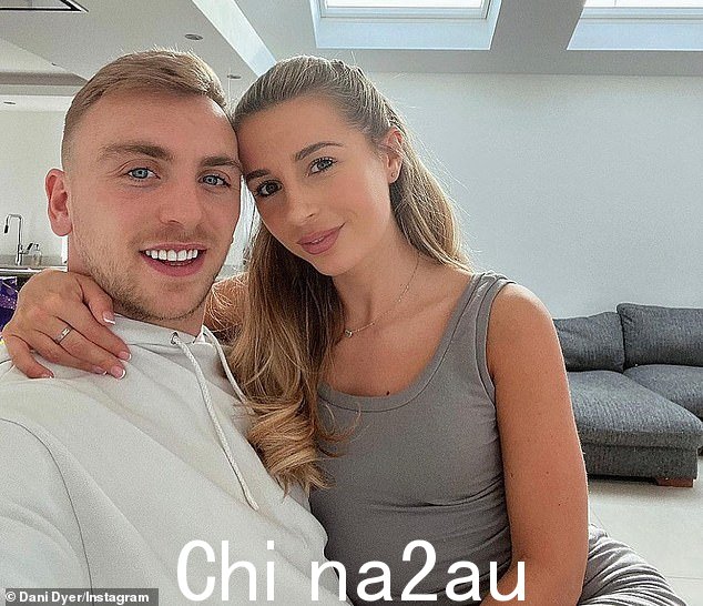 父母:爱岛美女,26 岁,- 处于一种关系中 - 特别是一种食物吃不够
