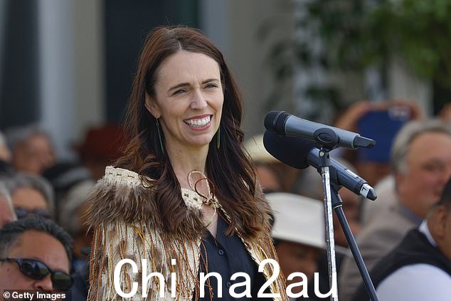 Jacinda Ardern 身着传统毛利服装,发表了作为总理的感人的最后讲话