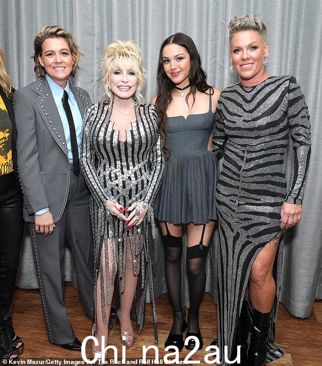 Girl power:Parton 之前在 The View 上透露,她、Pink (R) 和 Brandi Carlile (L) 翻唱了滚石乐队 1965 年的热门歌曲 (I Can't得到 No) Satisfaction