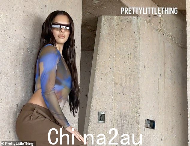 时尚:在另一个造型中,她穿着一件图形印花网眼紧身连衣裤,搭配宽松的棕褐色工装裤