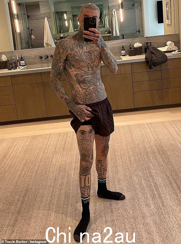 无误：Blink-182 鼓手在 Instagram 上拍了一张照片，他掀起拳击手的一条下摆，露出右大腿上潦草的人体艺术